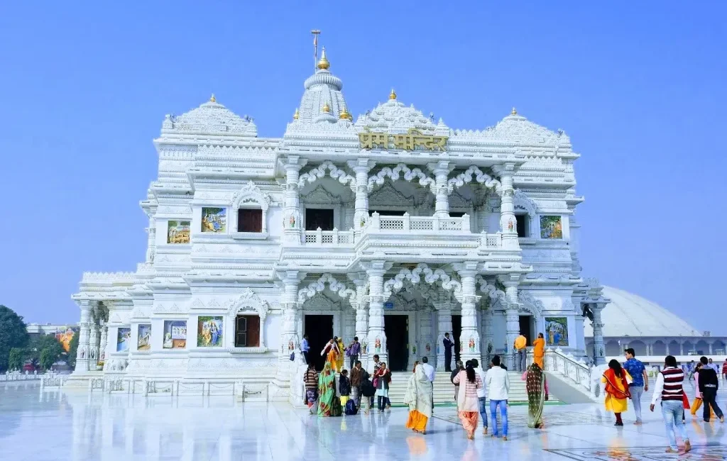 वृन्दावन में फैमिली के रुकने का अच्छा स्थान श्री राधे