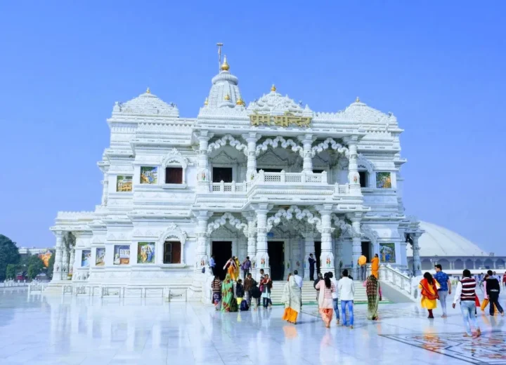 वृन्दावन में फैमिली के रुकने का अच्छा स्थान श्री राधे
